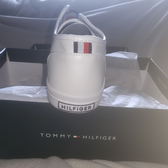 NIB Tommy Hilfiger 8.5 white Anni gym shoes - Picture 3 of 7